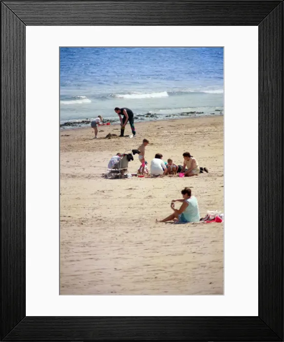 Framed Print : As temperatures rise at last the people of Teesside cast off those winter woolies Framed Print : As temperatures rise at last the people of Teesside cast off those winter woolies