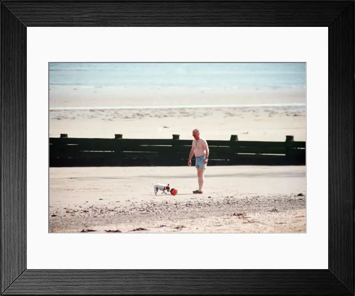 Framed Print : As temperatures rise at last the people of Teesside cast off those winter woolies Framed Print : As temperatures rise at last the people of Teesside cast off those winter woolies