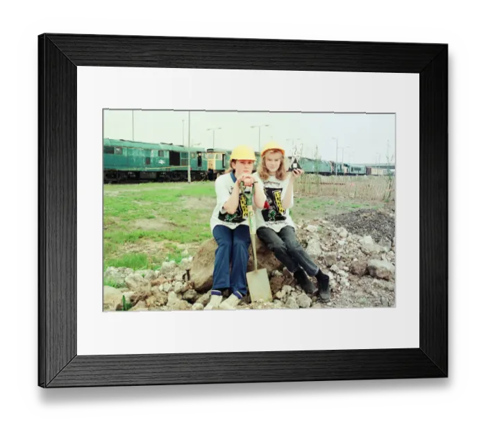 Framed Print : Clare Johnson (r) and Louise Granger, aged 12, pupils at Kings Cross Manor School, Acklam