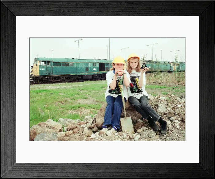 Framed Print : Clare Johnson (r) and Louise Granger, aged 12, pupils at Kings Cross Manor School, Acklam