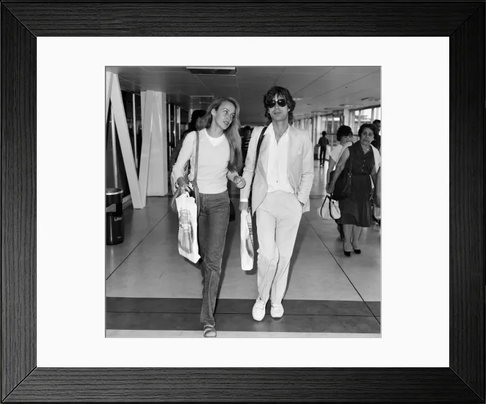 Framed Print : Mick Jagger and girlfriend, model, Jerry Hall, pictured at London Heathrow Airport