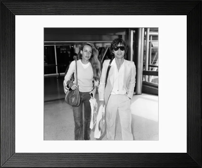 Framed Print : Mick Jagger and girlfriend, model, Jerry Hall, pictured at London Heathrow Airport