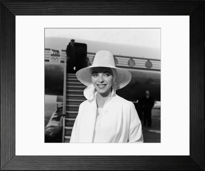 Framed Print : Joan Collins, London, 31st August 1960 Framed Print : Joan Collins, London, 31st August 1960