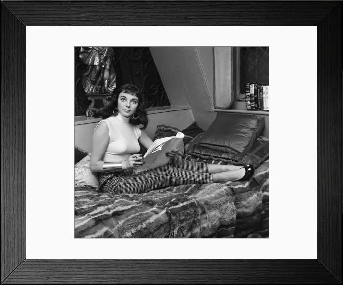 Framed Print : Joan Collins, pictured at her flat in St Georges Street, Hanover Square, London Framed Print : Joan Collins, pictured at her flat in St Georges Street, Hanover Square, London