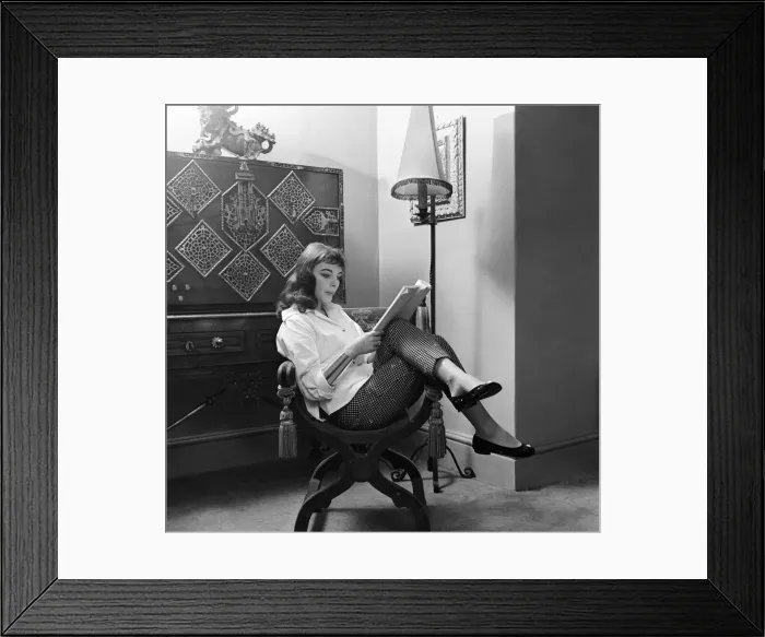 Framed Print : Joan Collins, pictured at her flat in St Georges Street, Hanover Square, London Framed Print : Joan Collins, pictured at her flat in St Georges Street, Hanover Square, London