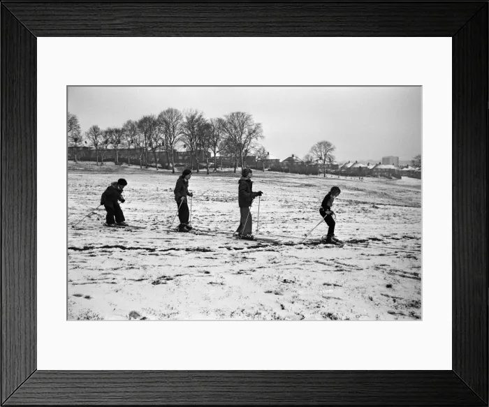 Framed Print : Ilmington Road School pupils skiing. 4th February 1976 Framed Print : Ilmington Road School pupils skiing. 4th February 1976