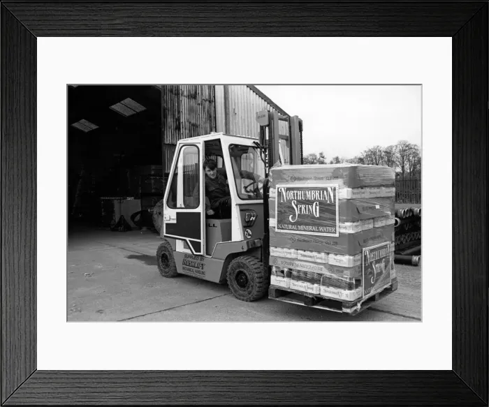 Framed Print : Aqua Trading Company 6th March 1989. Sean Bates folk lifts another consignment of