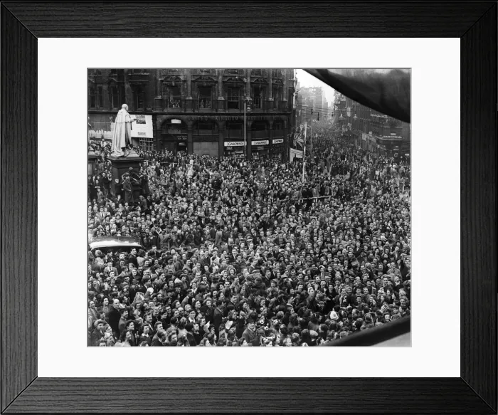 Framed Print : VE DAy Celebrations in Central Birmingham at the end of the Second World War Framed Print : VE DAy Celebrations in Central Birmingham at the end of the Second World War