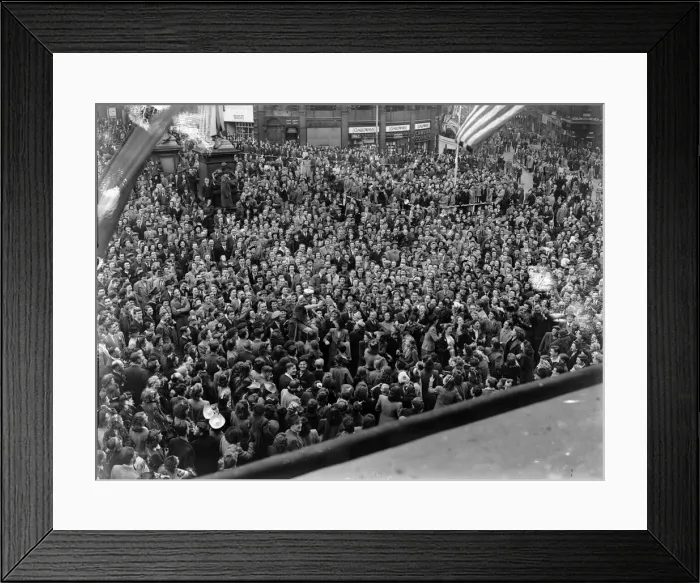 Framed Print : VE Day Celebrations in Central Birmingham at the end of the Second World War Framed Print : VE Day Celebrations in Central Birmingham at the end of the Second World War