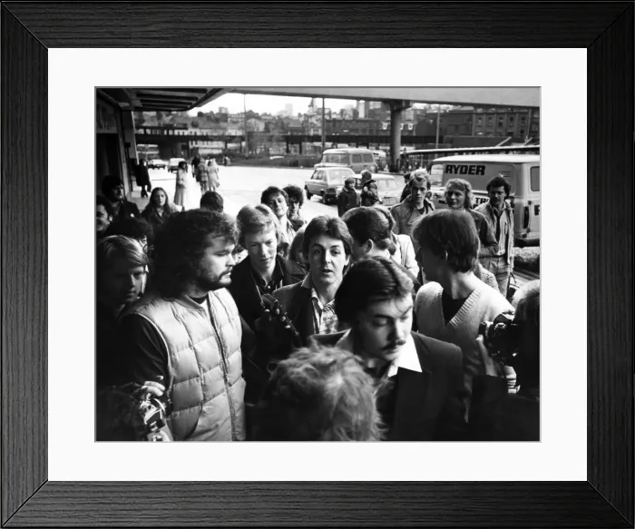Framed Print : Paul McCartney arrives at the Royal Court theatre to prepare for the first Wings Framed Print : Paul McCartney arrives at the Royal Court theatre to prepare for the first Wings