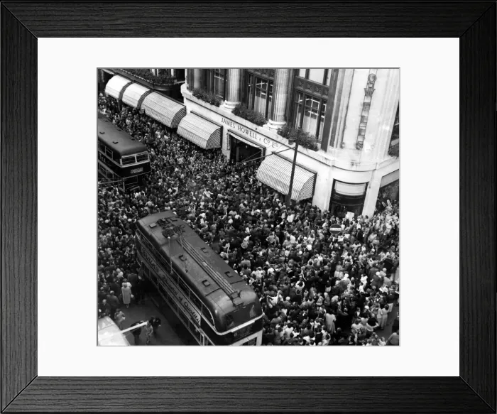 Framed Print : Cardiff - Old - Chaos in St Mary Street as thousands of people turn out to get a glimpse Framed Print : Cardiff - Old - Chaos in St Mary Street as thousands of people turn out to get a glimpse