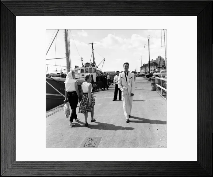 Framed Print : A new craze - Fancy suits worn by trawler fishermen at Lowestoft