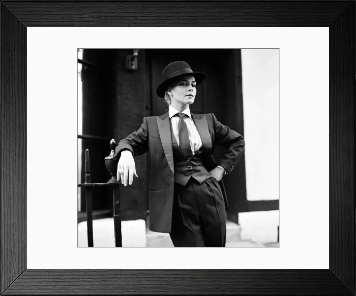 Framed Print : Pop singer and actress Toyah Willcox dressed as a city slicker Framed Print : Pop singer and actress Toyah Willcox dressed as a city slicker