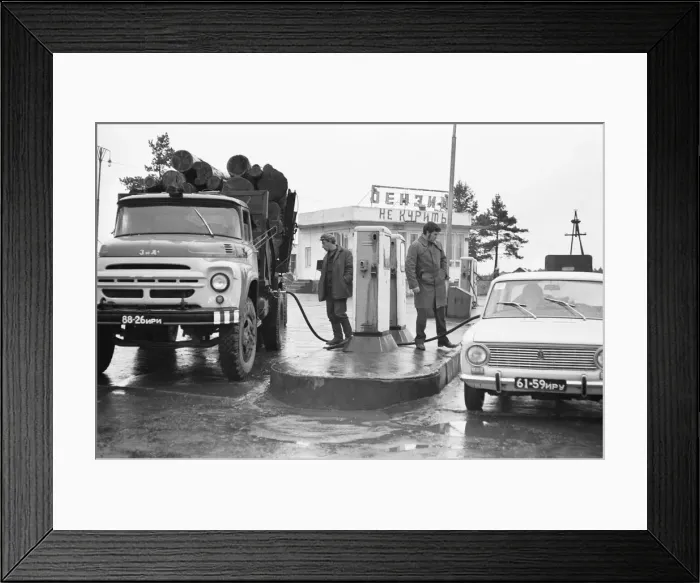 Framed Print : A filing station on the edge of Moscow 17th October 1976 Framed Print : A filing station on the edge of Moscow 17th October 1976