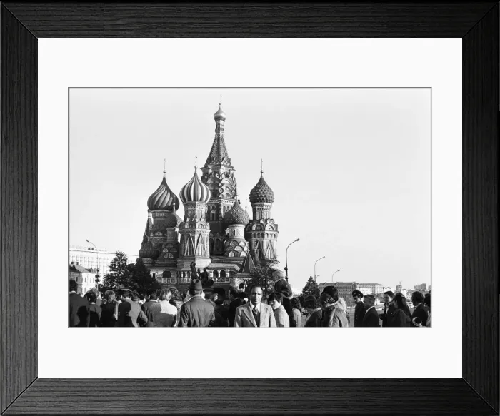 Framed Print : Crowds gather in front of The Cathedral of Vasily the Blessed
