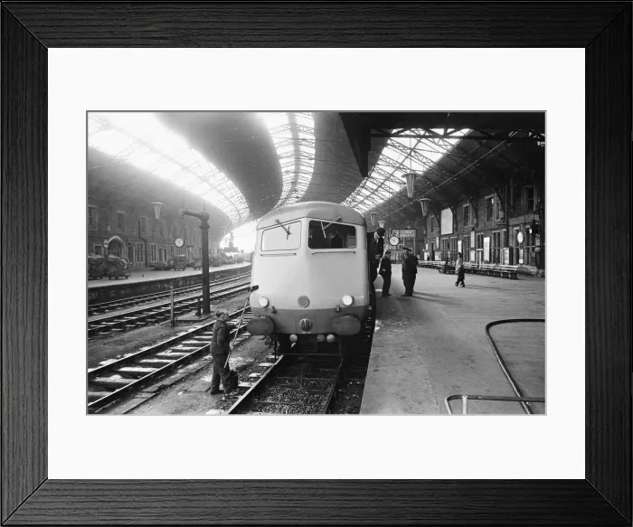Framed Print : The 1. 15pm Bristol to London Pullman service standing at platform 9 Bristol Temple Meads Framed Print : The 1. 15pm Bristol to London Pullman service standing at platform 9 Bristol Temple Meads