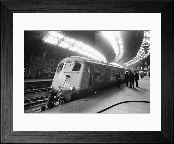 Framed Print : The 1. 15pm Bristol to London Pullman service standing at platform 9 Bristol Temple Meads Framed Print : The 1. 15pm Bristol to London Pullman service standing at platform 9 Bristol Temple Meads