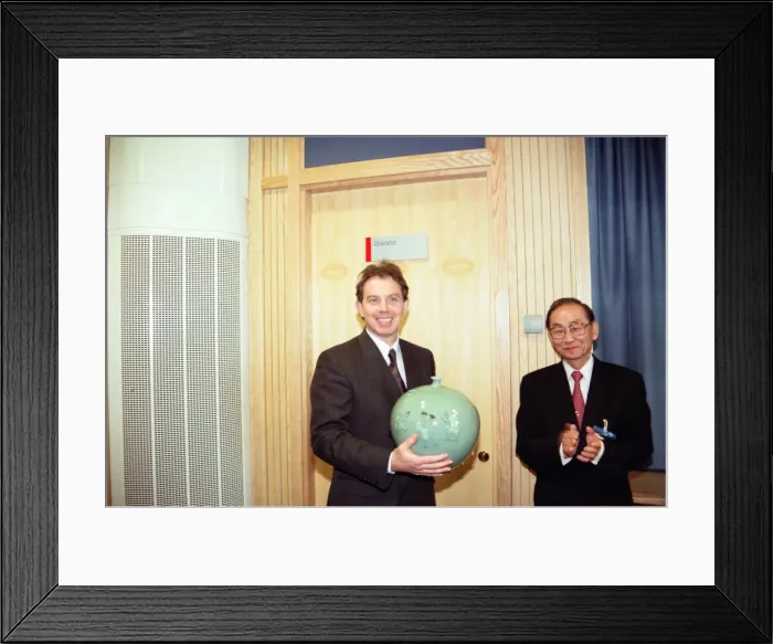 Framed Print : Tony Blair officially opens the Samsung training centre at Wynyard with the vase that Mr Framed Print : Tony Blair officially opens the Samsung training centre at Wynyard with the vase that Mr
