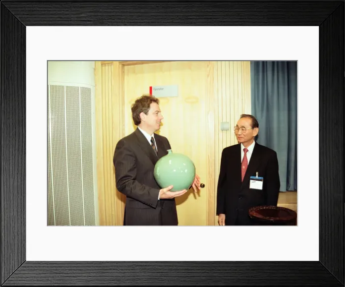 Framed Print : Tony Blair officially opens the Samsung training centre at Wynyard with the vase that Mr Framed Print : Tony Blair officially opens the Samsung training centre at Wynyard with the vase that Mr
