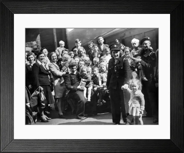 Framed Print : London evacuees heading to the Wirral. July 1944 Framed Print : London evacuees heading to the Wirral. July 1944