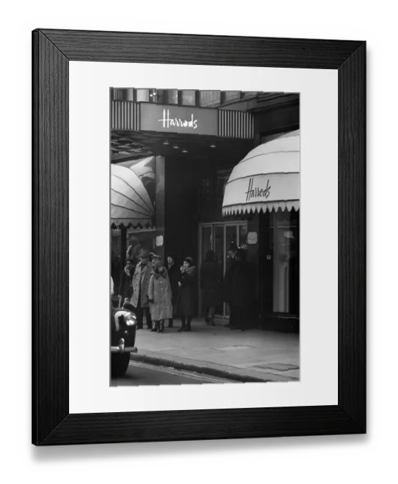 Framed Print : Police in twos keep an eye on Harrods as the last minute shoppers get Christmas