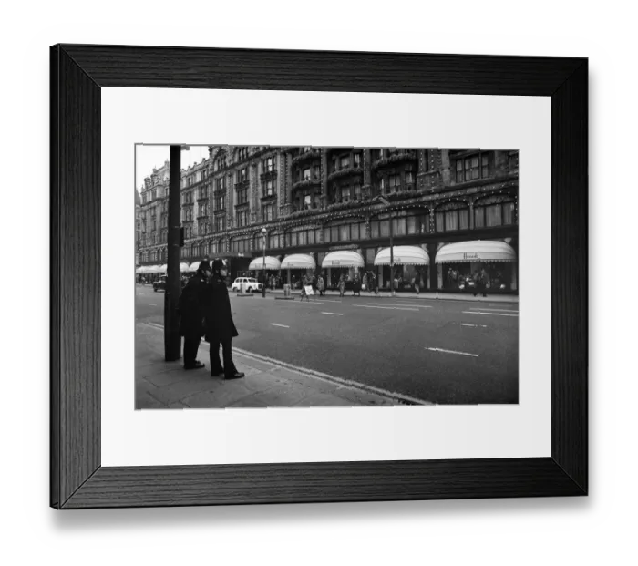 Framed Print : Police in twos keep an eye on Harrods as the last minute shoppers get Christmas Framed Print : Police in twos keep an eye on Harrods as the last minute shoppers get Christmas