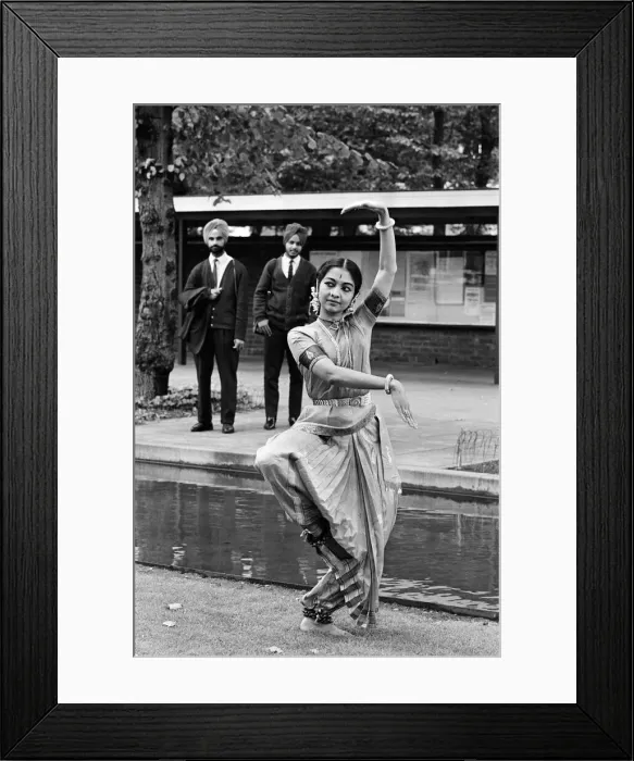 Framed Print : Indian Classical Dancers, London, 28th August 1965. Sikh men in background watch as Framed Print : Indian Classical Dancers, London, 28th August 1965. Sikh men in background watch as