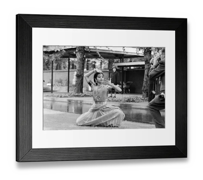 Framed Print : Indian Classical Dancers, London, 28th August 1965. Dancer holds a pose for photographer Framed Print : Indian Classical Dancers, London, 28th August 1965. Dancer holds a pose for photographer