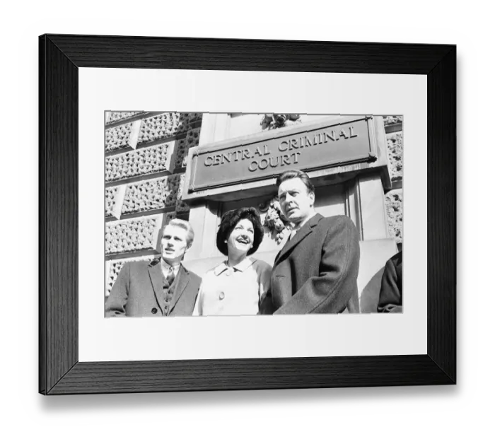 Framed Print : Adam Faith (left), Anne Baxter and Donald Sinden pose outside the Central Criminal Court
