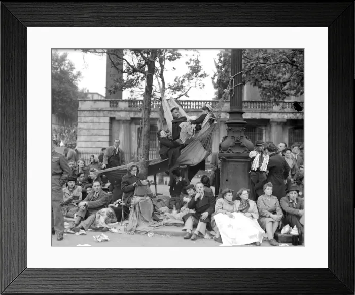 Framed Print : Victory Procession London Crowds gather in Trafalgar Square for the Victory