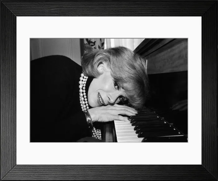 Framed Print : American Comedian Joan Rivers in a London hotel, 1st March 1984 Framed Print : American Comedian Joan Rivers in a London hotel, 1st March 1984