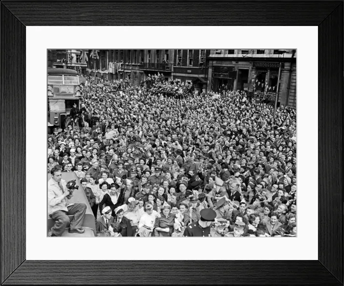 Framed Print : VE Day celebrations in Central London to mark the Allied victory in Europe at the end of