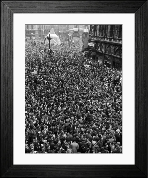 Framed Print : VE Day celebrations in Central London to mark the Allied victory in Europe at the end of Framed Print : VE Day celebrations in Central London to mark the Allied victory in Europe at the end of