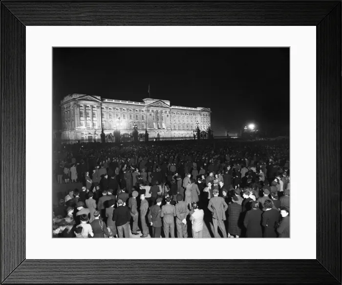Framed Print : VE Day celebrations in Central London to mark the Allied victory in Europe at the end of