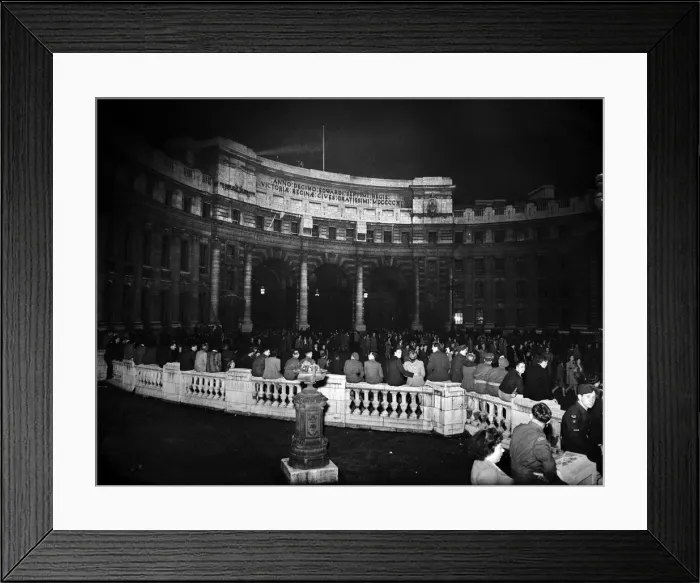 Framed Print : VE Day celebrations in Central London to mark the Allied victory in Europe at the end of