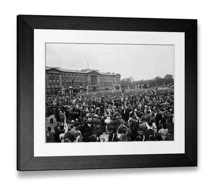 Framed Print : VE Day celebrations in Central London to mark the Allied victory in Europe at the end of Framed Print : VE Day celebrations in Central London to mark the Allied victory in Europe at the end of