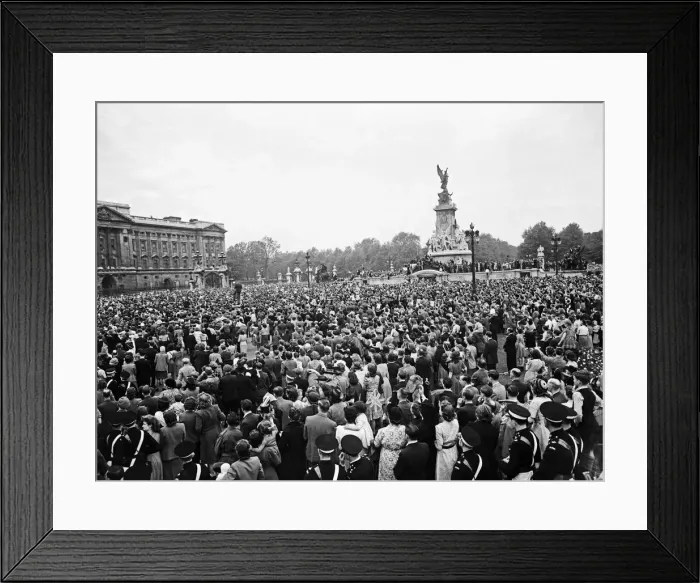 Framed Print : VE Day celebrations in Central London to mark the Allied victory in Europe at the end of Framed Print : VE Day celebrations in Central London to mark the Allied victory in Europe at the end of