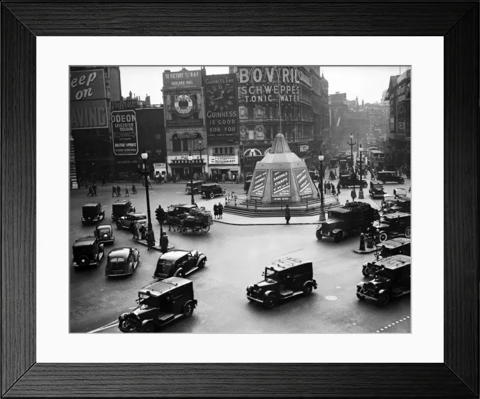 Framed Print : VE Day celebrations in Central London to mark the Allied victory in Europe at the end of