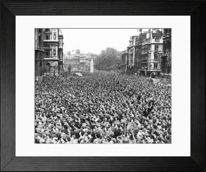 Framed Print : Crowd gathers in Whitehall London to celebrate the end of WW2 in Europe VE Day 8th