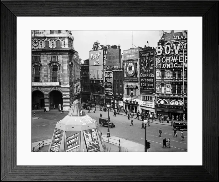 Framed Print : VE Day celebrations in Central London to mark the Allied victory in Europe at the end of