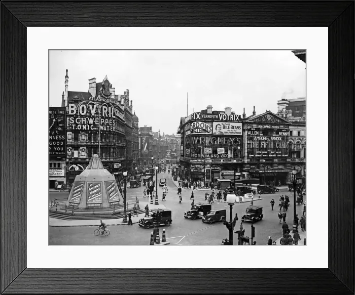 Framed Print : VE Day celebrations in Central London to mark the Allied victory in Europe at the end of