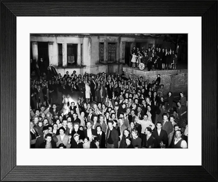Framed Print : VE Day celebrations in Central London to mark the Allied victory in Europe at the end of Framed Print : VE Day celebrations in Central London to mark the Allied victory in Europe at the end of