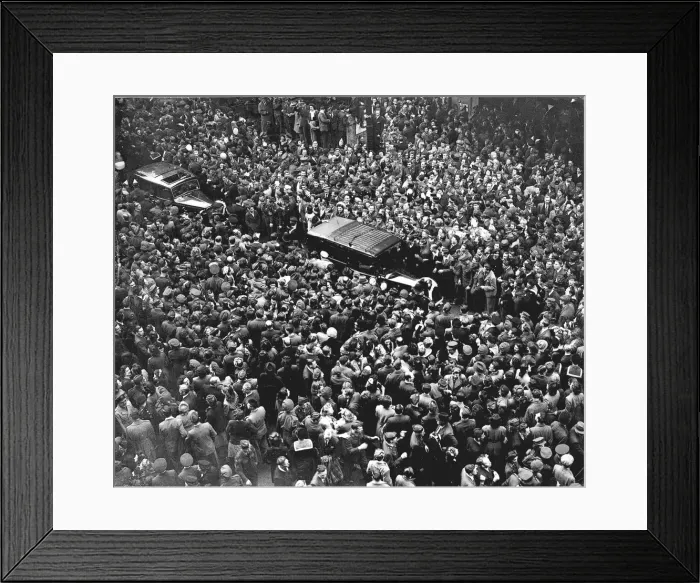 Framed Print : Crowd in Piccadilly Circus London on VE Day at the end of WW2 in Europe