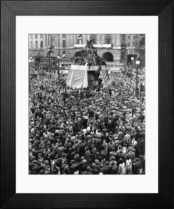 Framed Print : Crowd gathers in Piccadilly Circus London on VE-Day, end of WW2 in Europe Framed Print : Crowd gathers in Piccadilly Circus London on VE-Day, end of WW2 in Europe