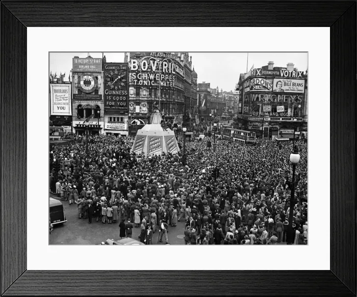 Framed Print : VE Day celebrations in Central London to mark the Allied victory in Europe at the end of