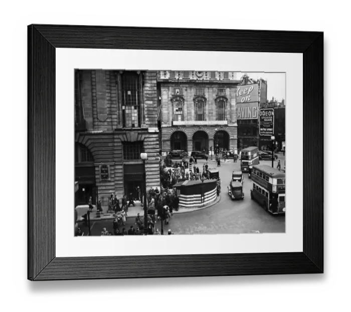 Framed Print : VE Day celebrations in Central London to mark the Allied victory in Europe at the end of