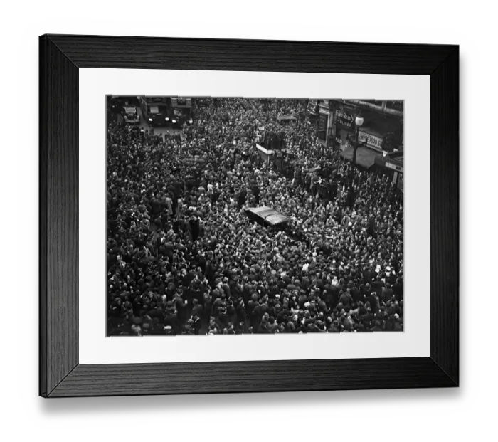 Framed Print : VE Day celebrations in Central London to mark the Allied victory in Europe at the end of Framed Print : VE Day celebrations in Central London to mark the Allied victory in Europe at the end of