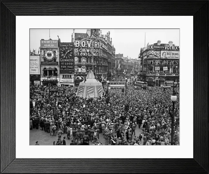 Framed Print : VE Day celebrations in Central London to mark the Allied victory in Europe at the end of Framed Print : VE Day celebrations in Central London to mark the Allied victory in Europe at the end of