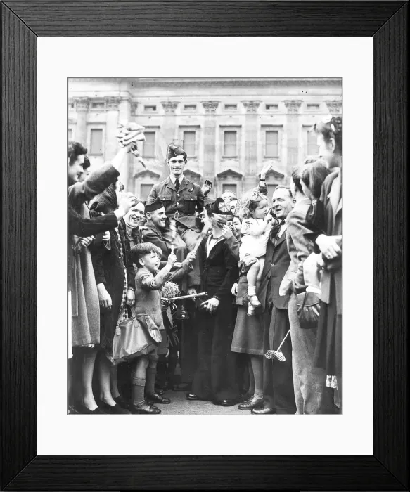 Framed Print : Warrant Officer Westerman is carried shoulder high from Buckingham Palace after being Framed Print : Warrant Officer Westerman is carried shoulder high from Buckingham Palace after being