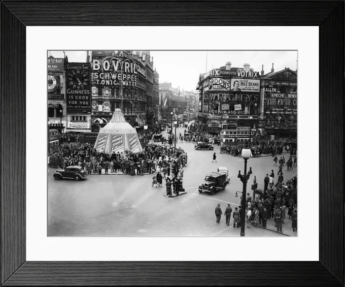 Framed Print : VE Day celebrations in Central London to mark the Allied victory in Europe at the end of